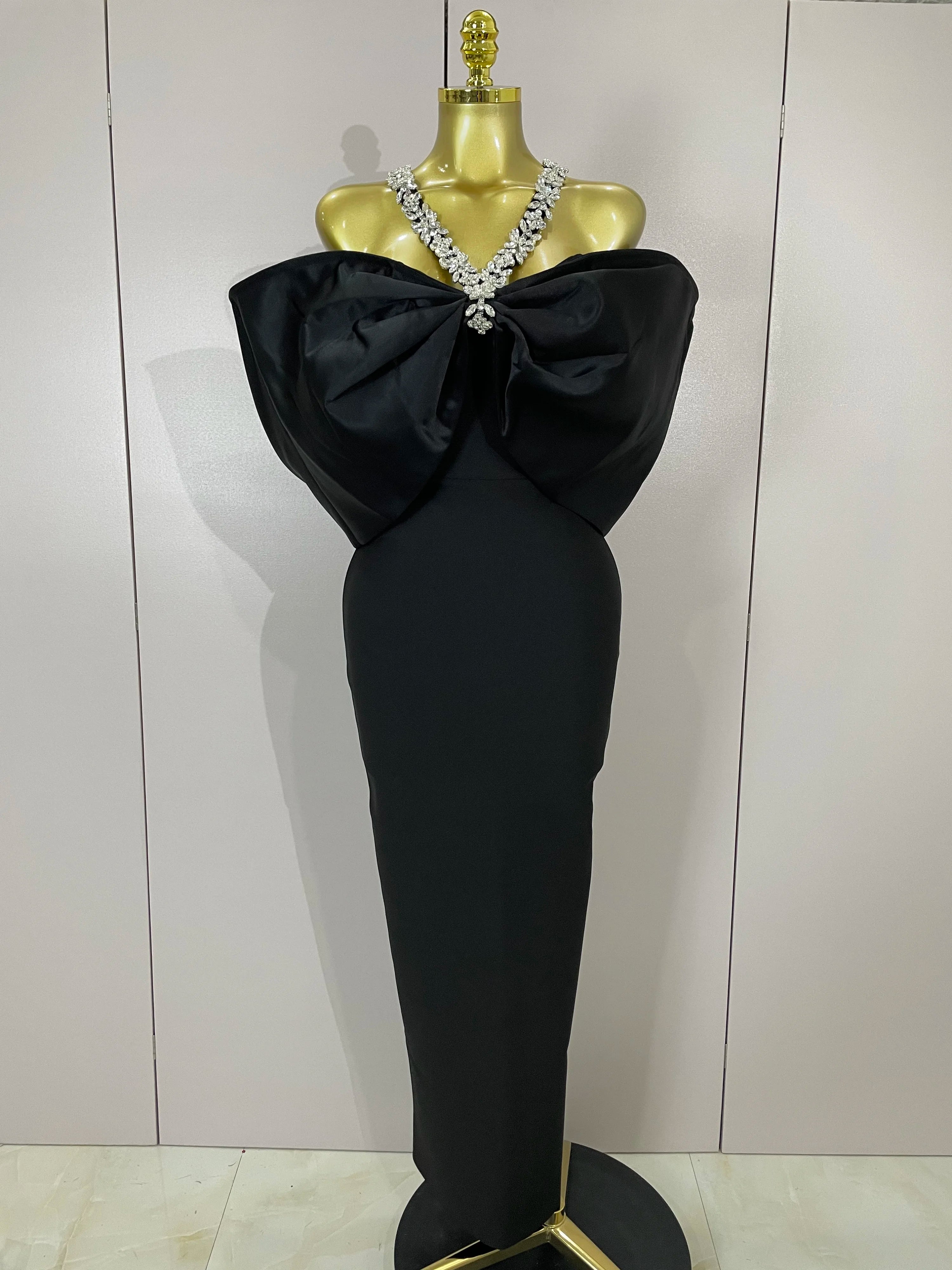 Robe Longue Rouge de Soirée à Épaules Dénudées avec Strass et Grand Nœud Élégant