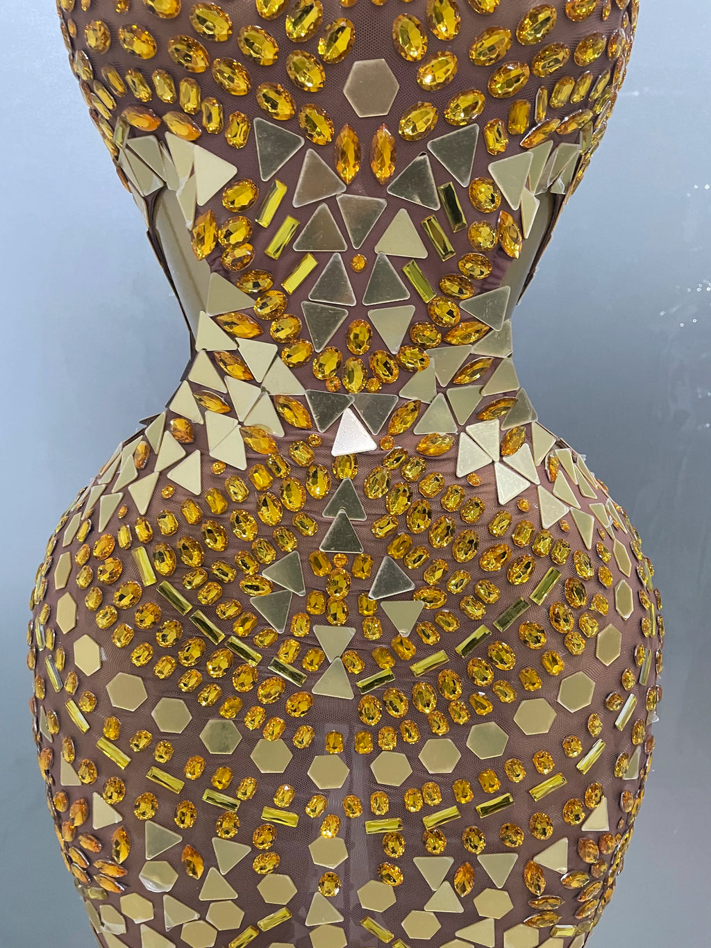 Robe Longue de Luxe à Miroirs Strass Dorès avec Dècoupes Elègantes