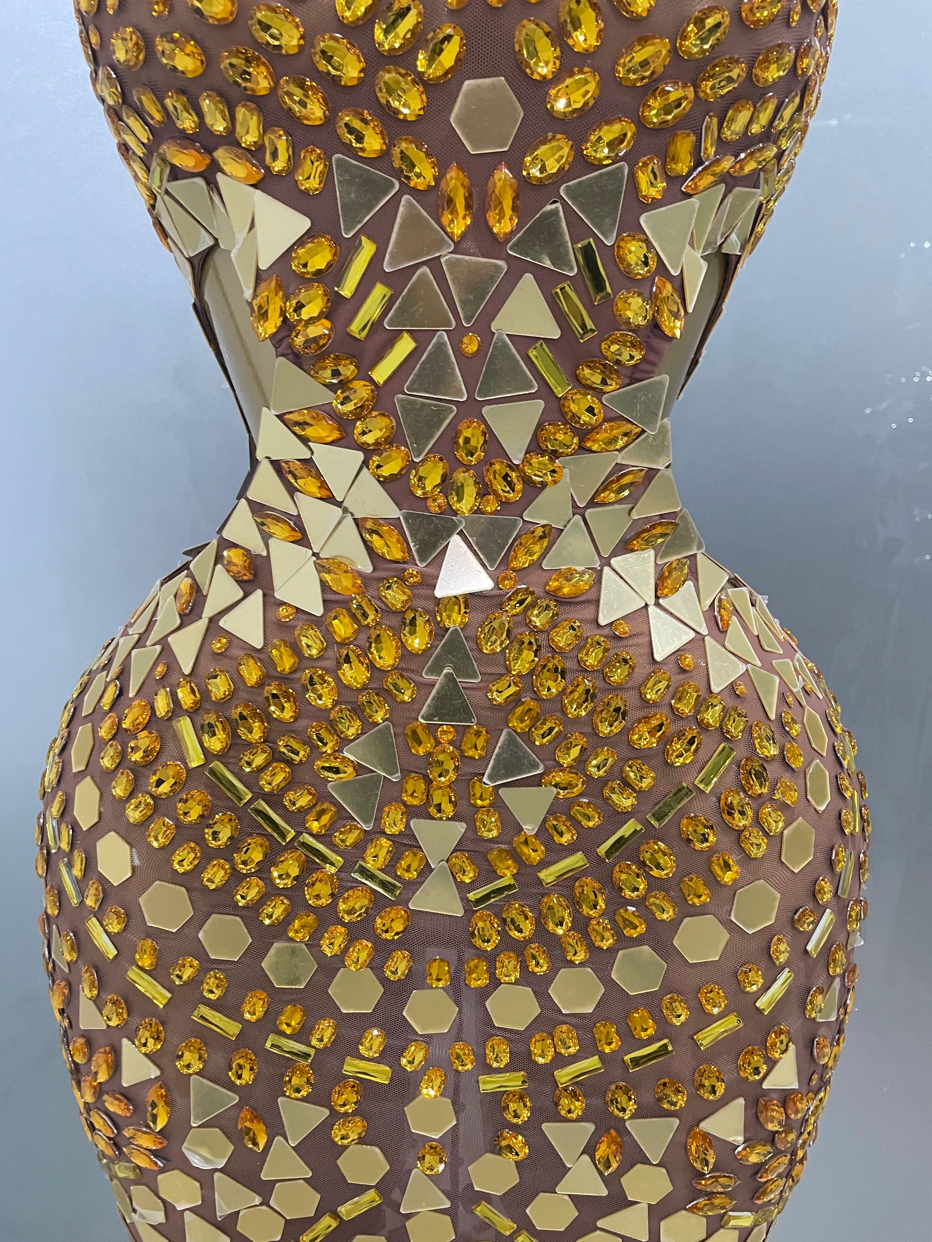 Robe Longue de Luxe à Miroirs Strass Dorès avec Dècoupes Elègantes