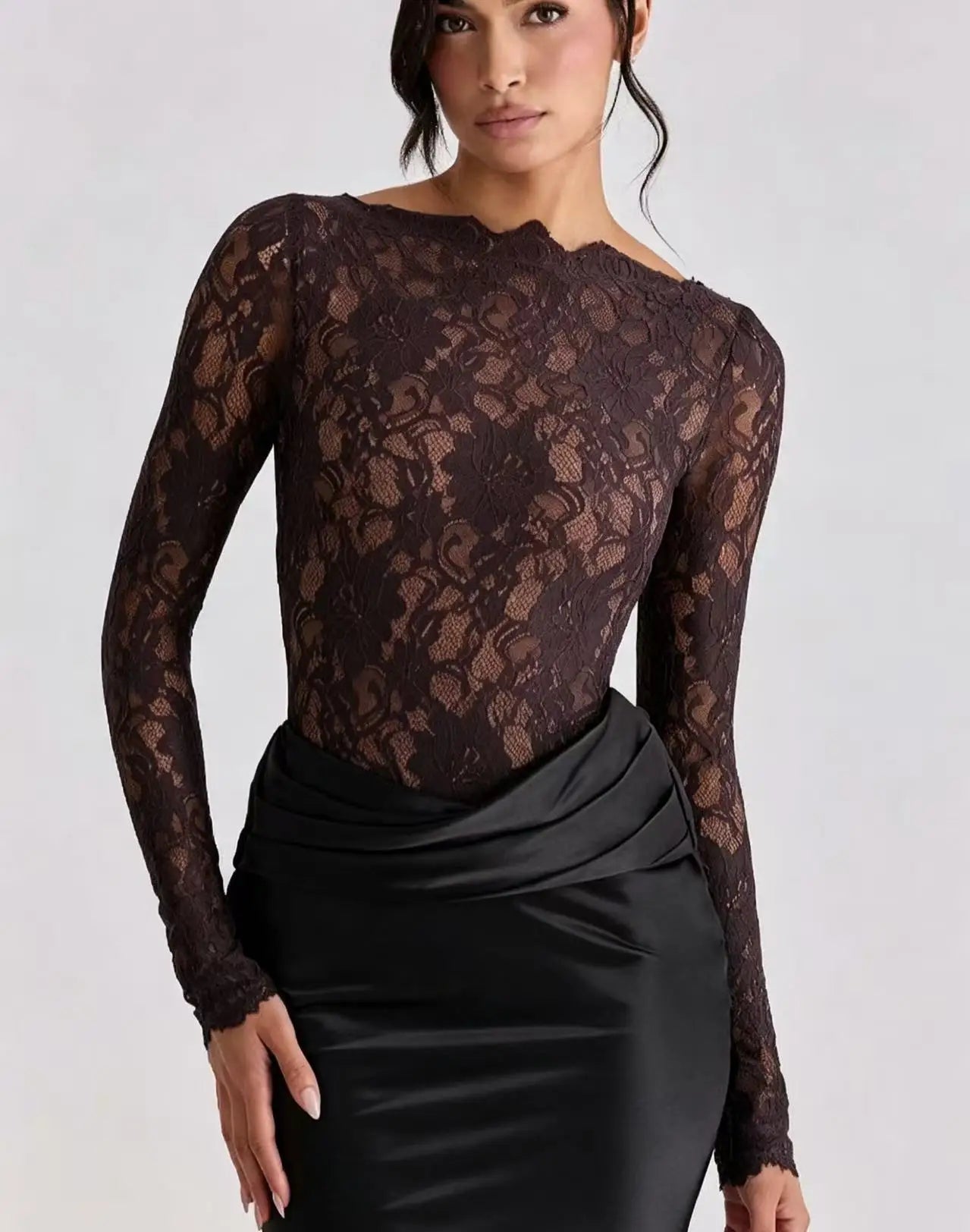 Robe Longue Noire Chic avec Dentelle et Manches Transparentes
