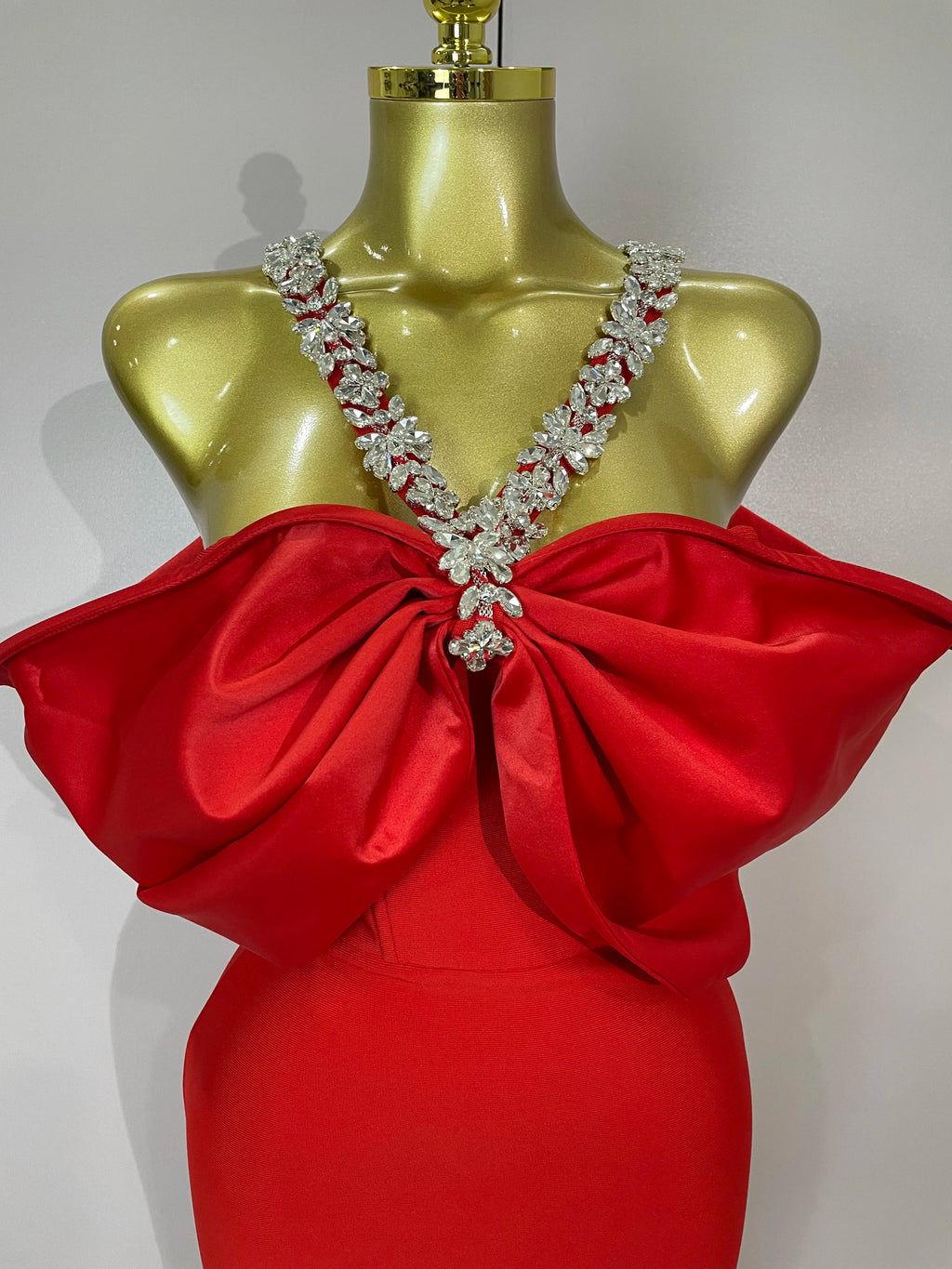 Robe Longue Rouge de Soirée à Épaules Dénudées avec Strass et Grand Nœud Élégant
