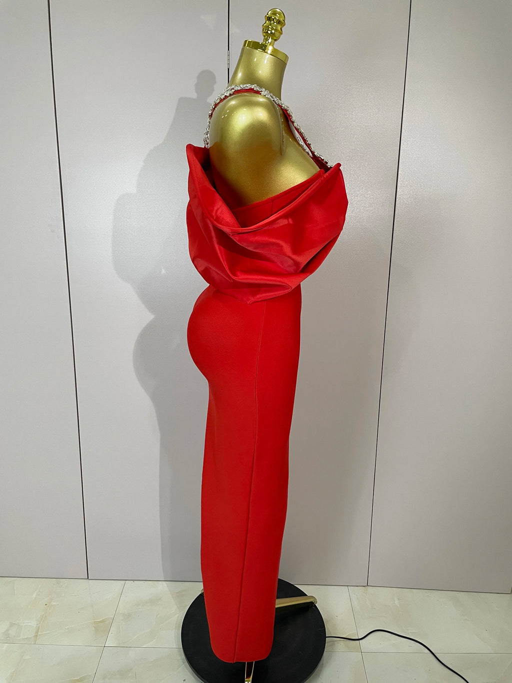 Robe Longue Rouge de Soirée à Épaules Dénudées avec Strass et Grand Nœud Élégant