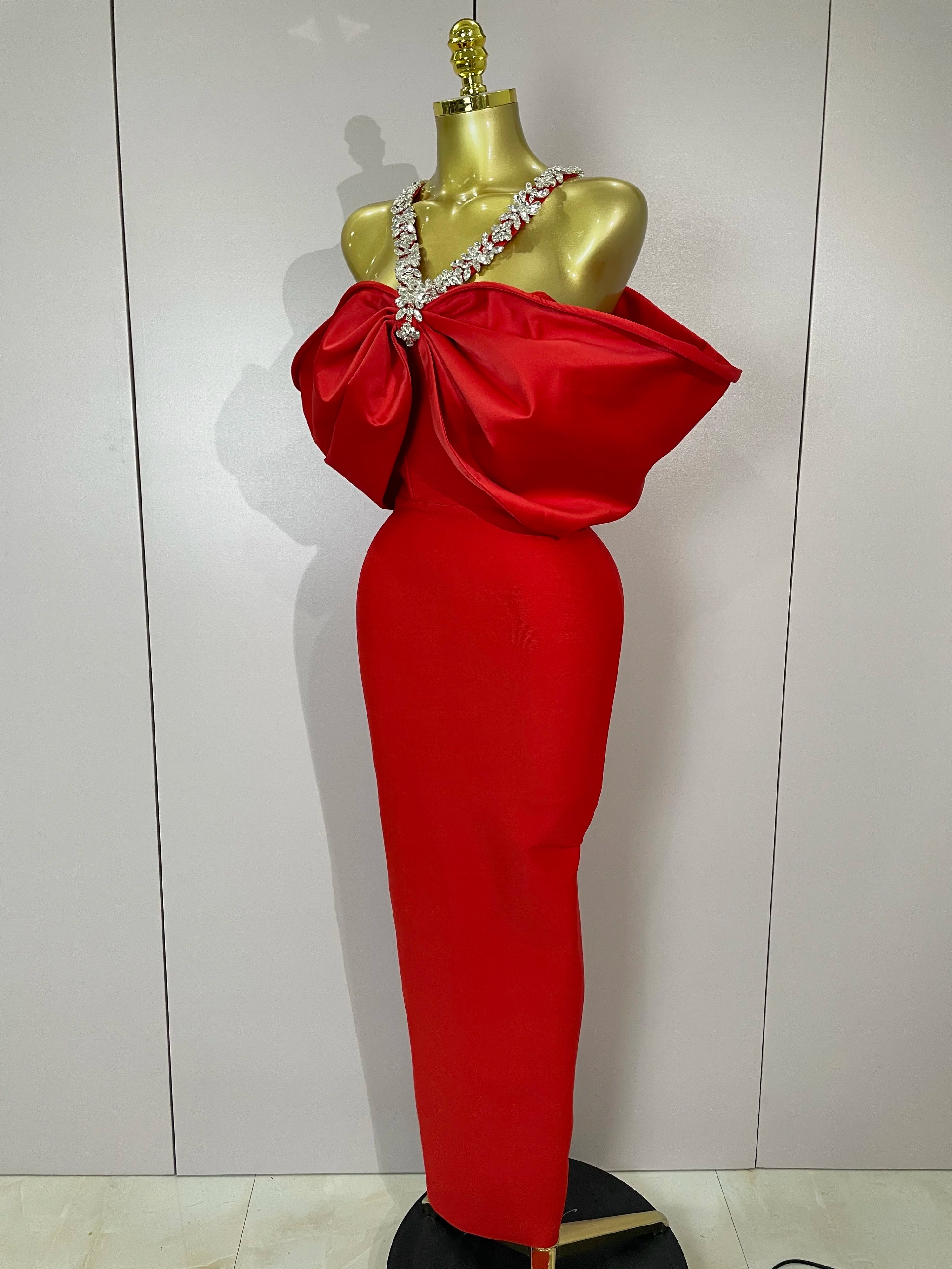 Robe Longue Rouge de Soirée à Épaules Dénudées avec Strass et Grand Nœud Élégant