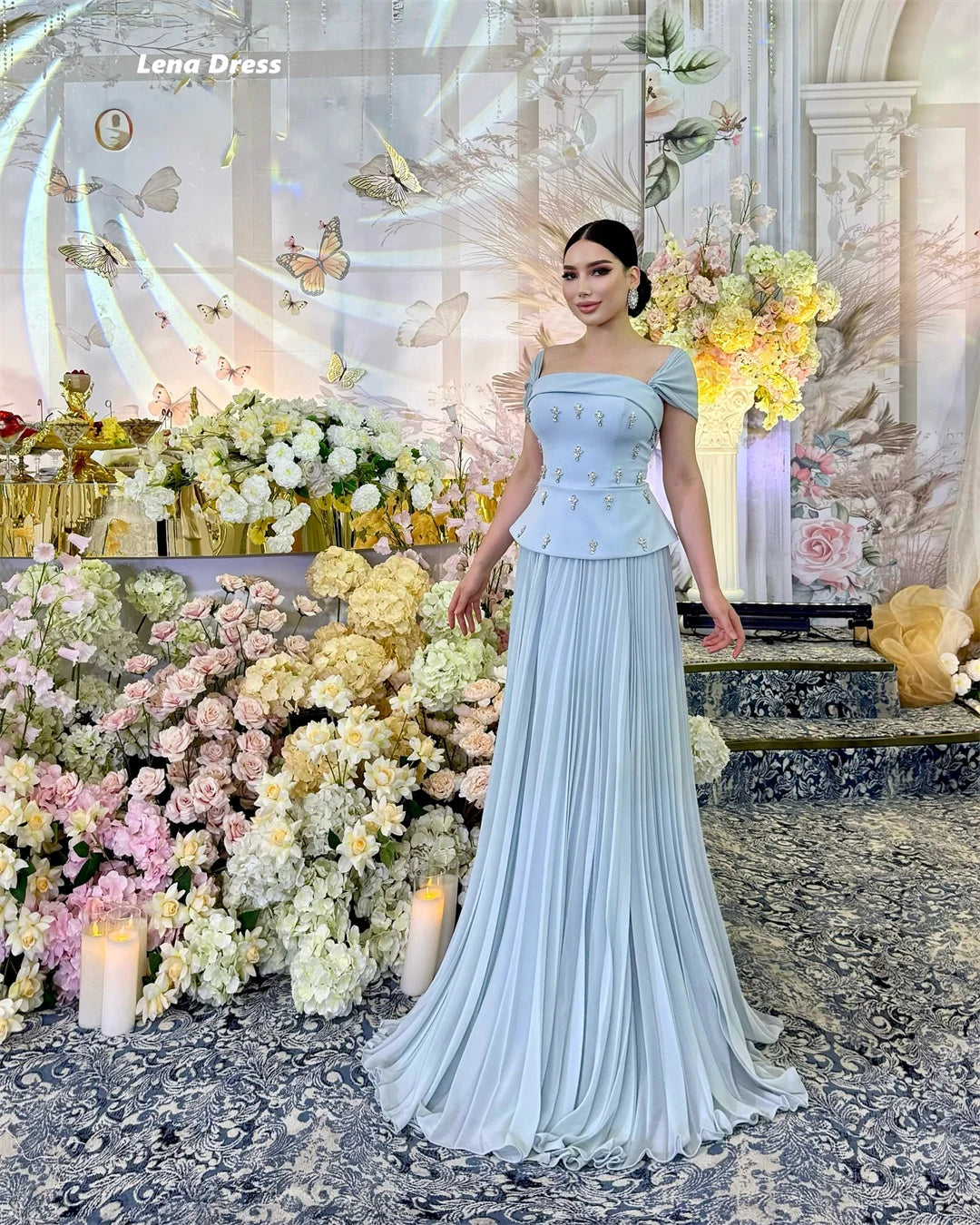 Robe de Cocktail Élégante à Strass – Col Carré et Épaules Dénudées Description