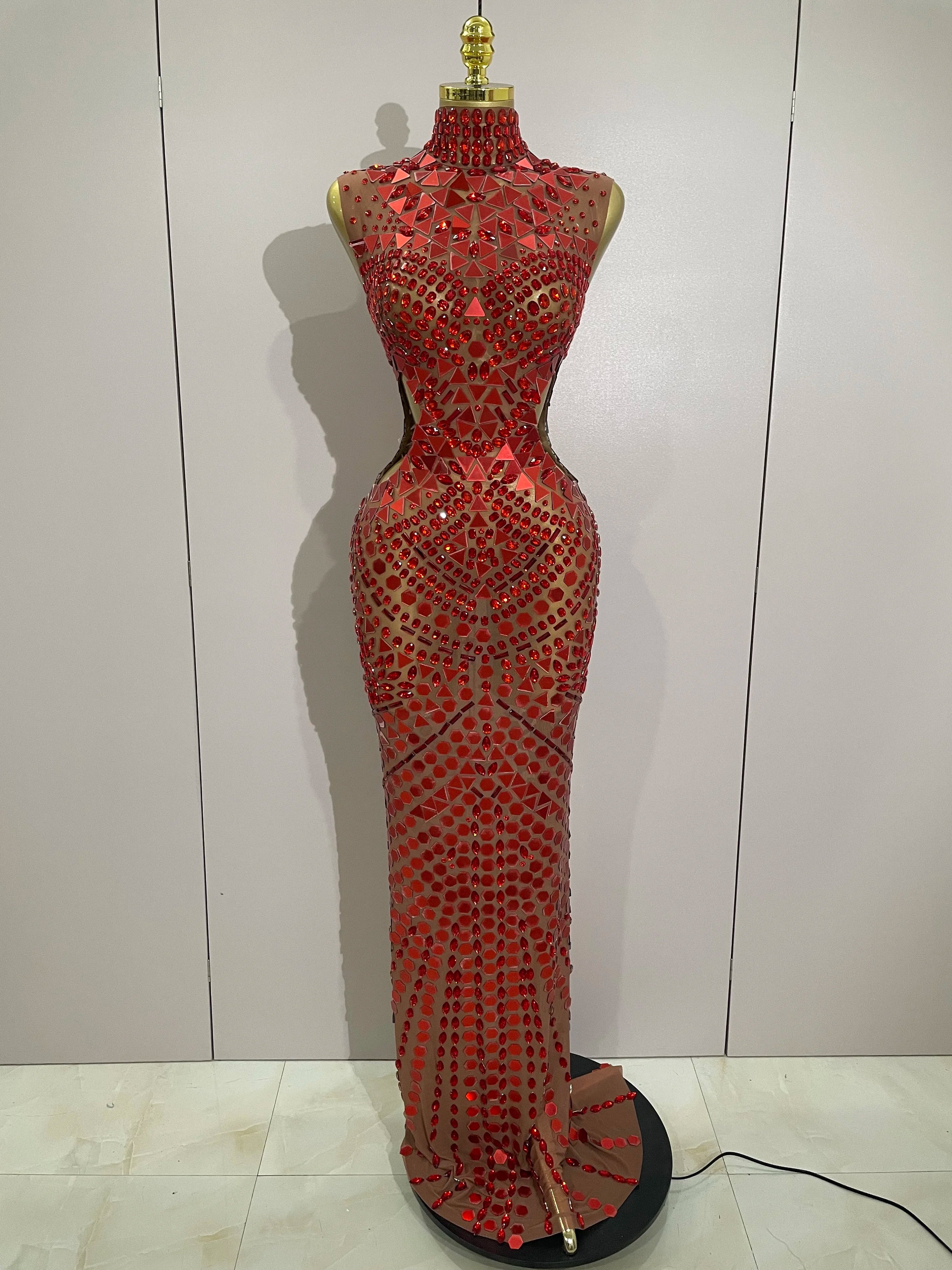 Robe Longue de Luxe à Miroirs Strass Dorès avec Dècoupes Elègantes