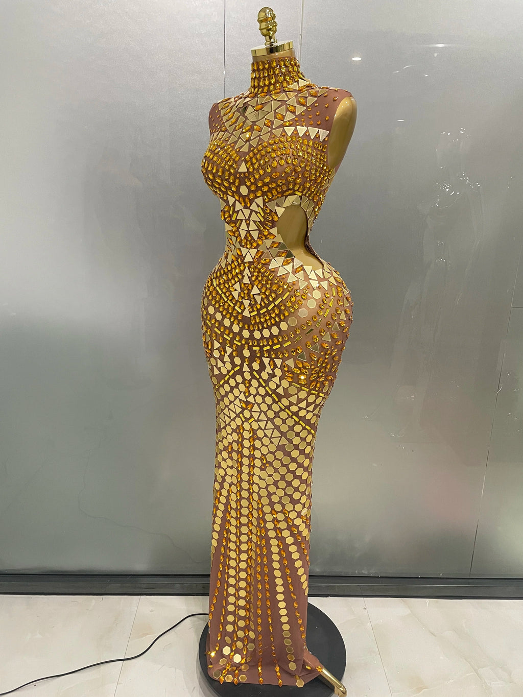 Robe Longue de Luxe à Miroirs Strass Dorès avec Dècoupes Elègantes