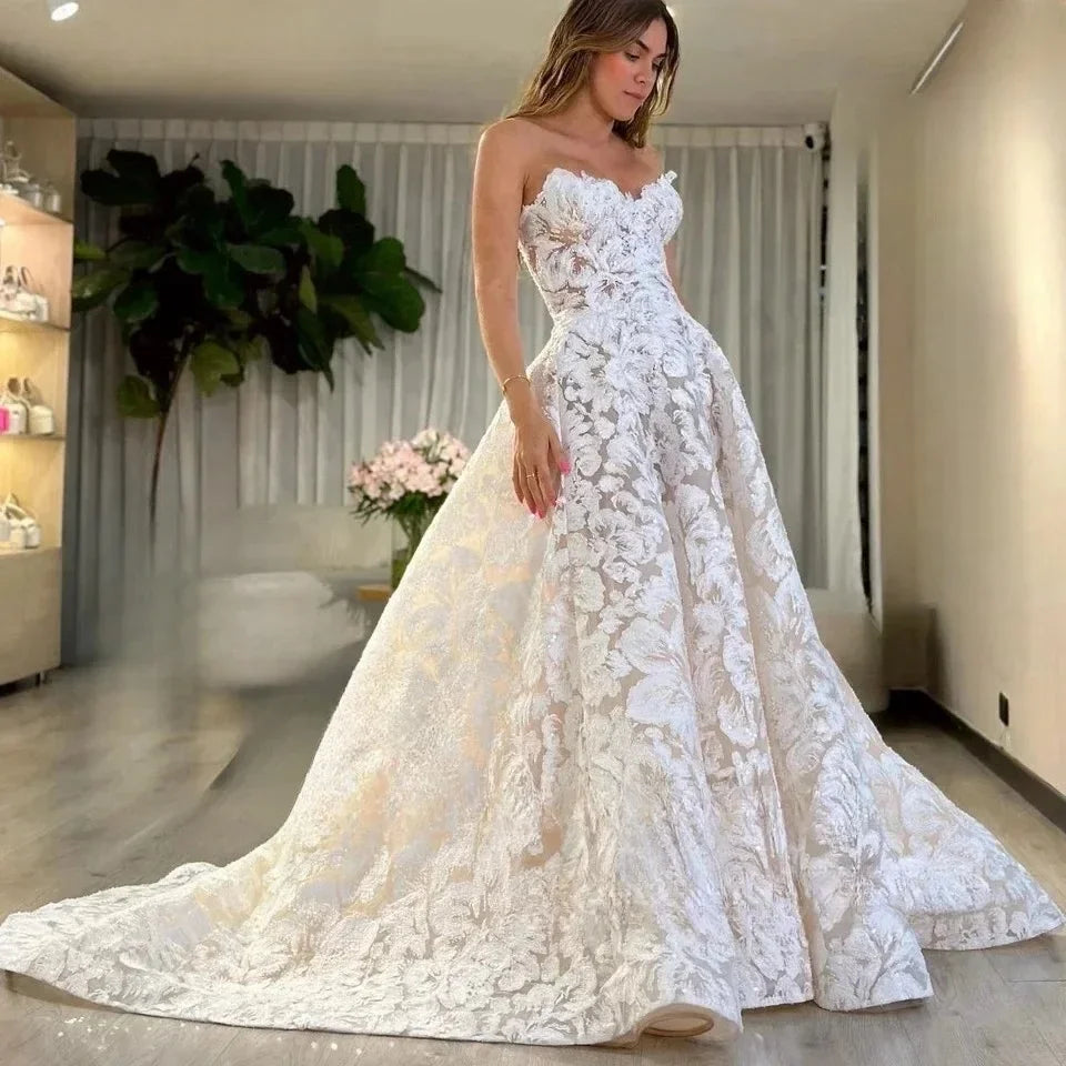 Élégante et romantique, cette robe de mariée bohème est conçue pour rendre votre journée inoubliable.
