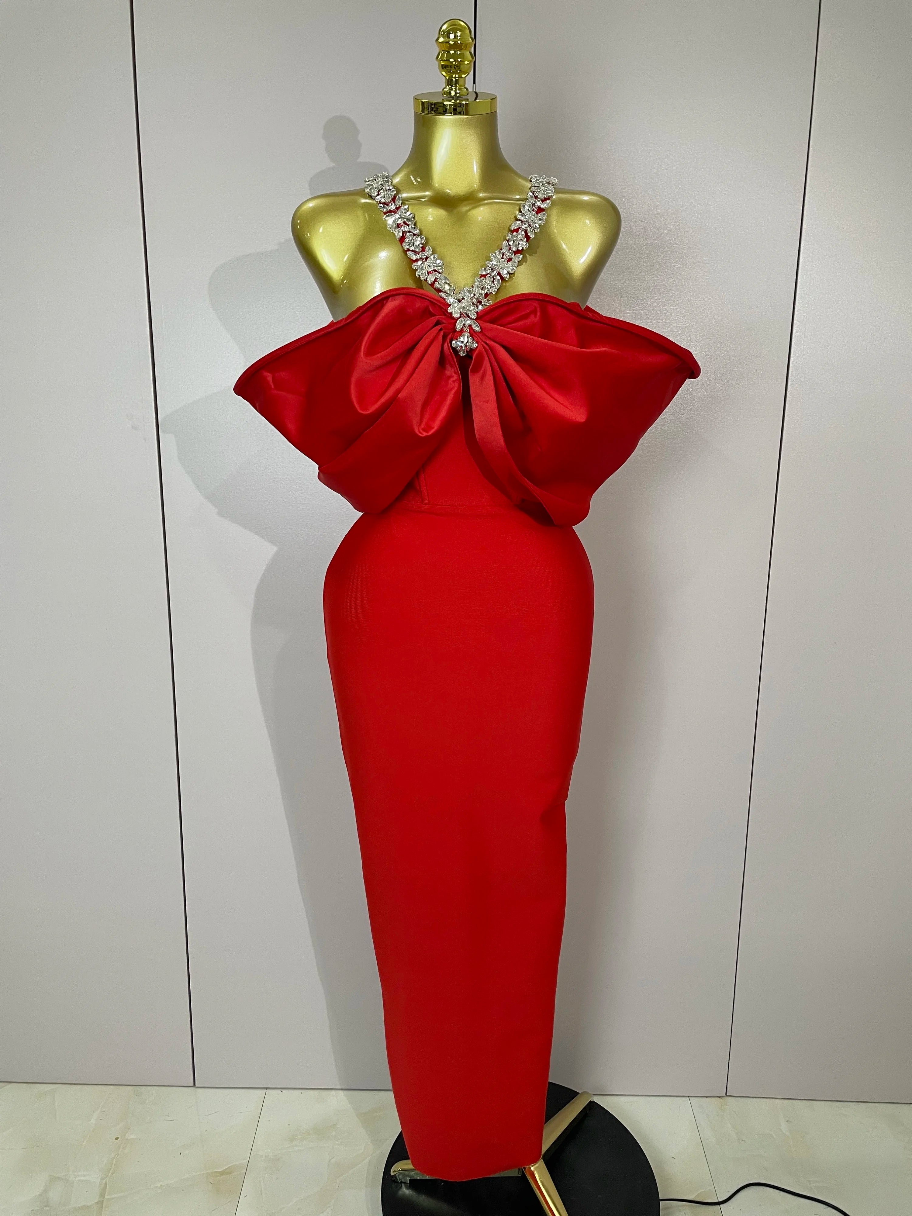 Robe Longue Rouge de Soirée à Épaules Dénudées avec Strass et Grand Nœud Élégant
