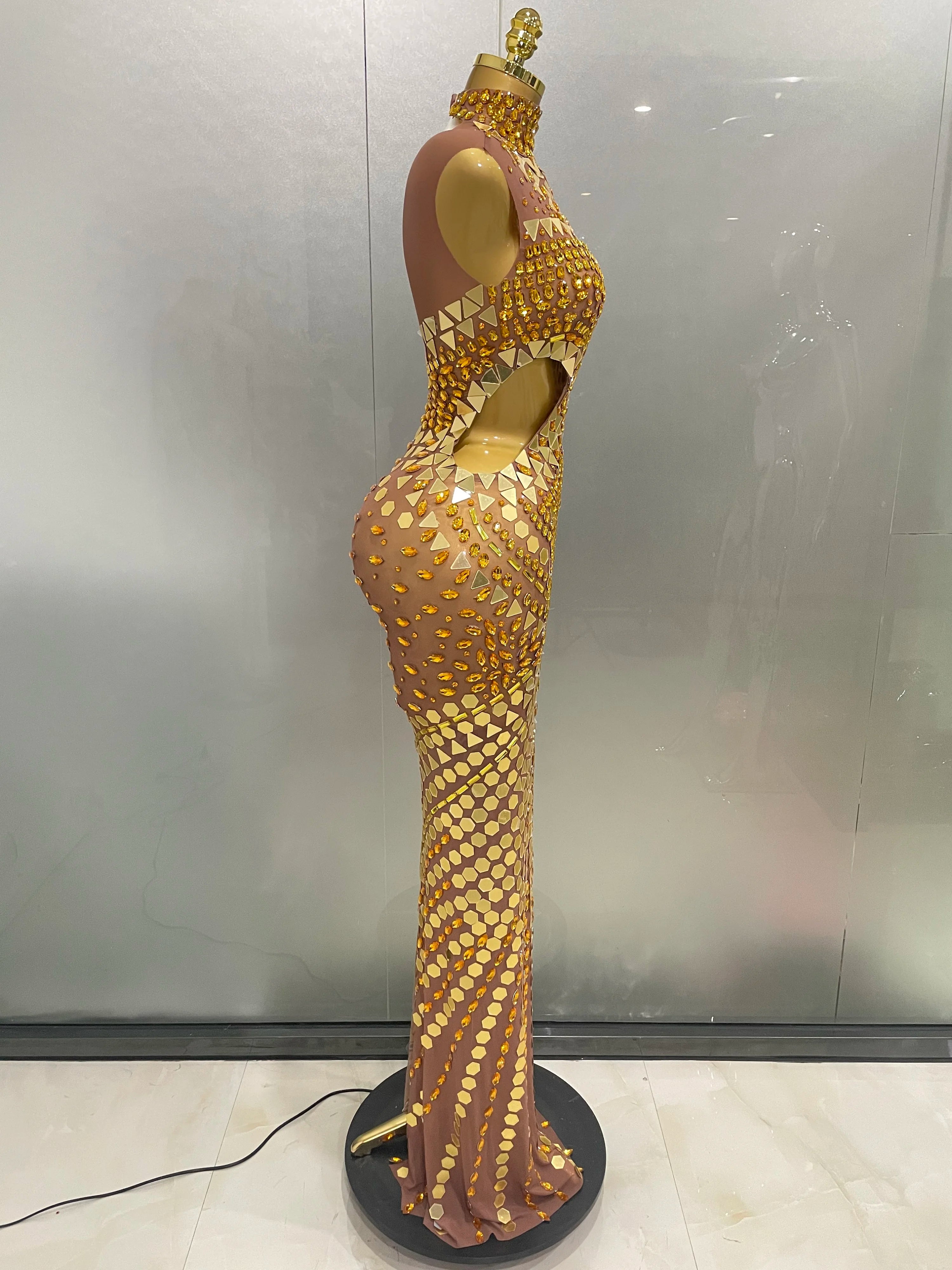 Robe Longue de Luxe à Miroirs Strass Dorès avec Dècoupes Elègantes