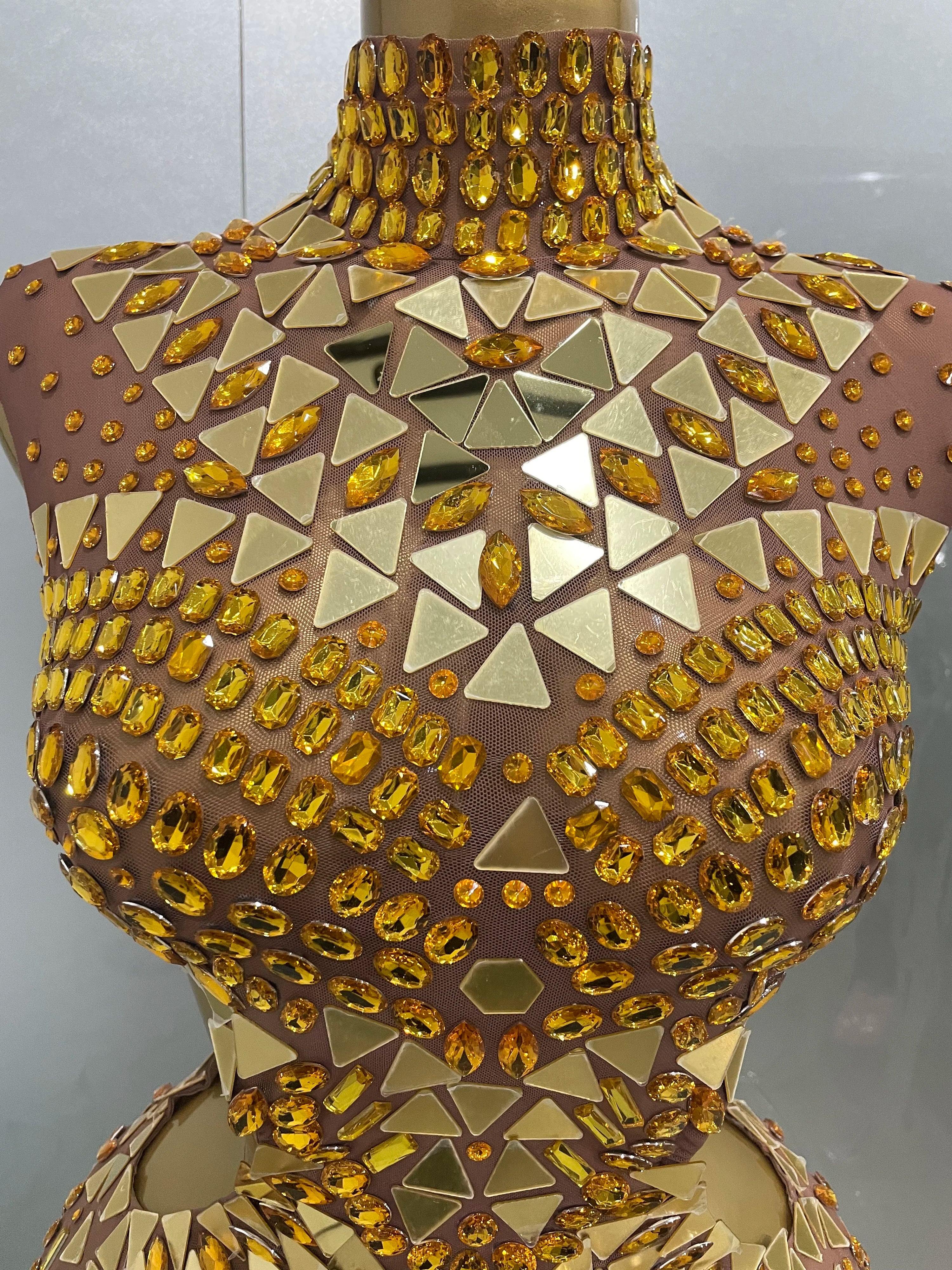 Robe Longue de Luxe à Miroirs Strass Dorès avec Dècoupes Elègantes