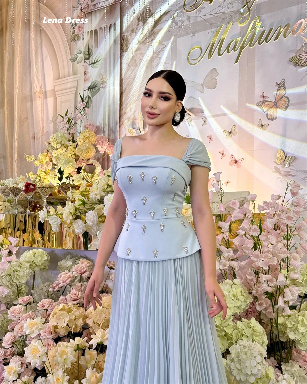 Robe de Cocktail Élégante à Strass – Col Carré et Épaules Dénudées Description
