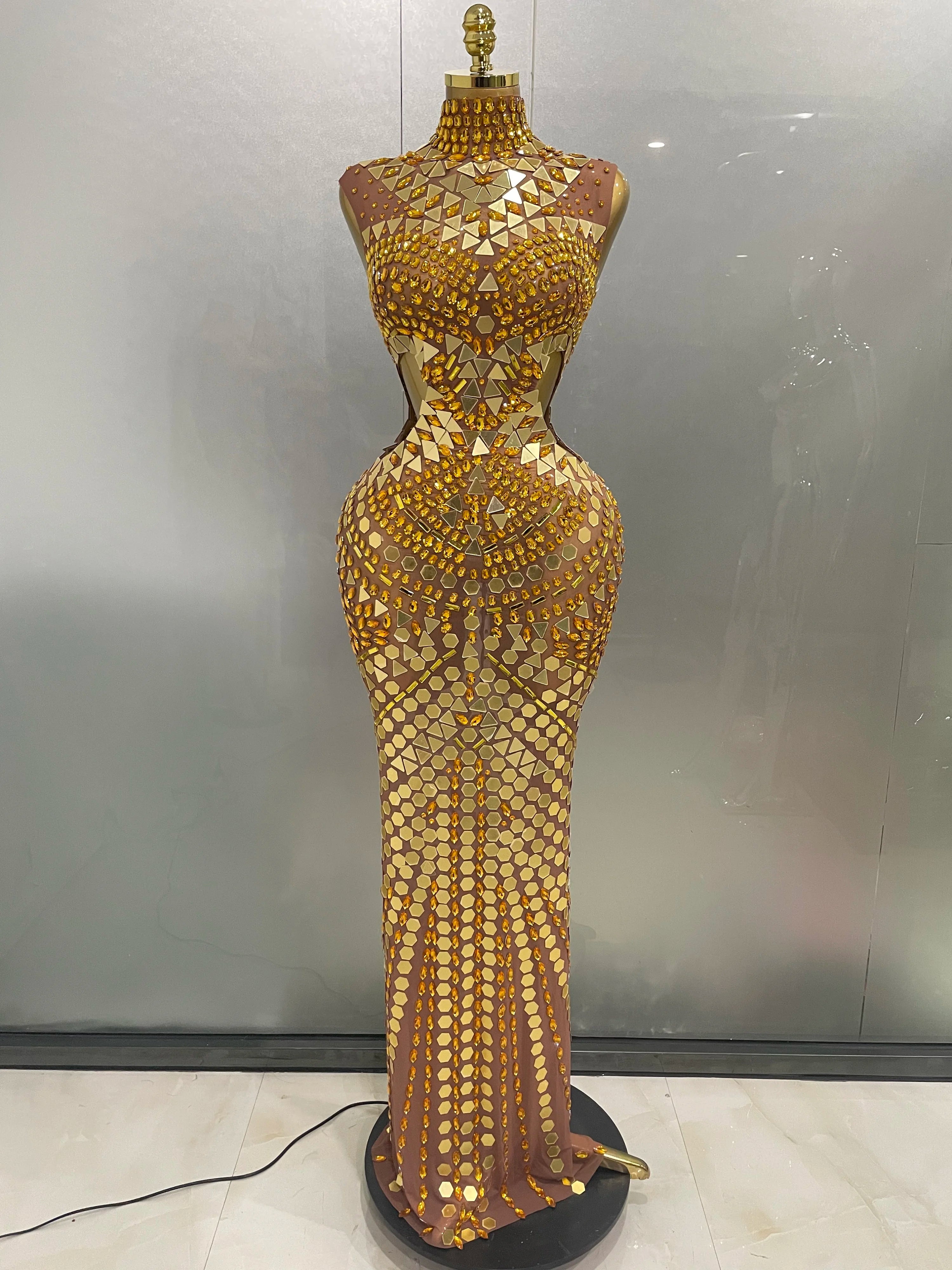 Robe Longue de Luxe à Miroirs Strass Dorès avec Dècoupes Elègantes
