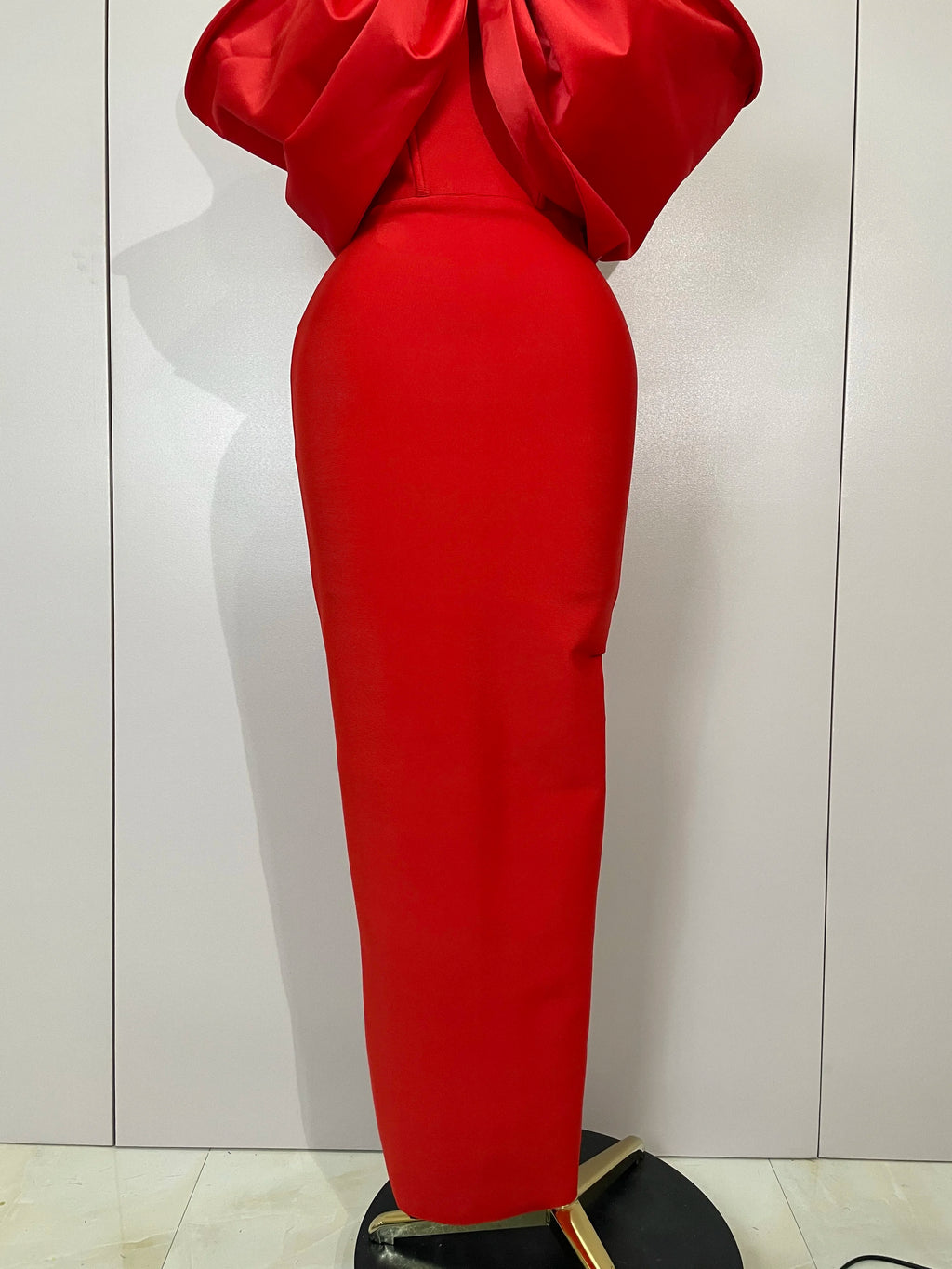 Robe Longue Rouge de Soirée à Épaules Dénudées avec Strass et Grand Nœud Élégant
