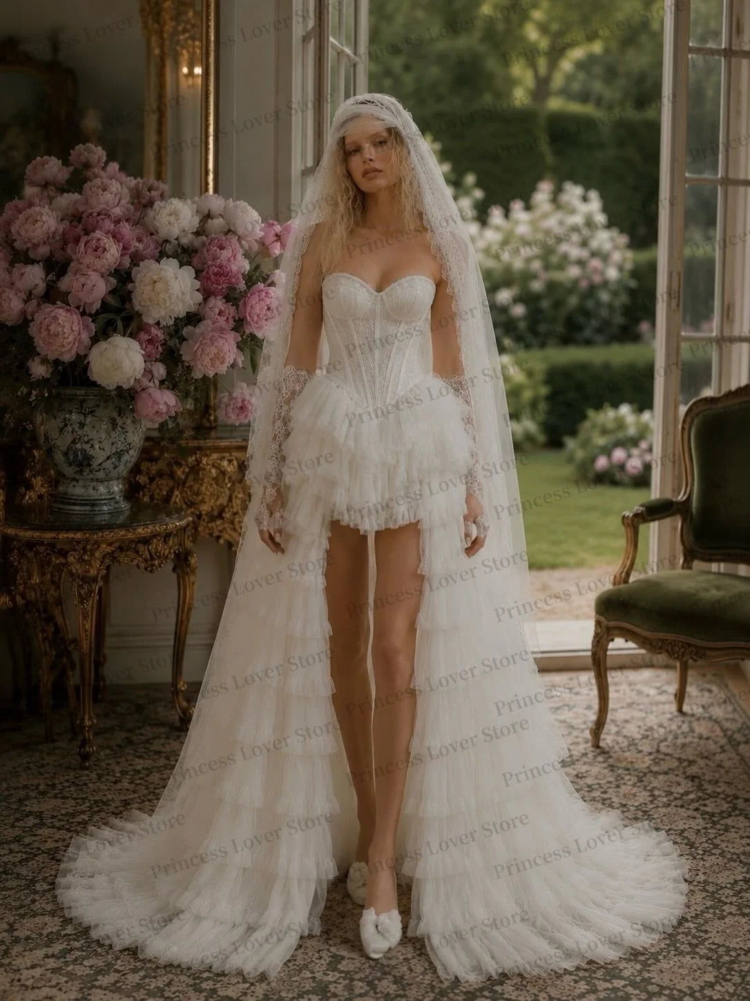 Robe de mariée bustier en dentelle avec volants
