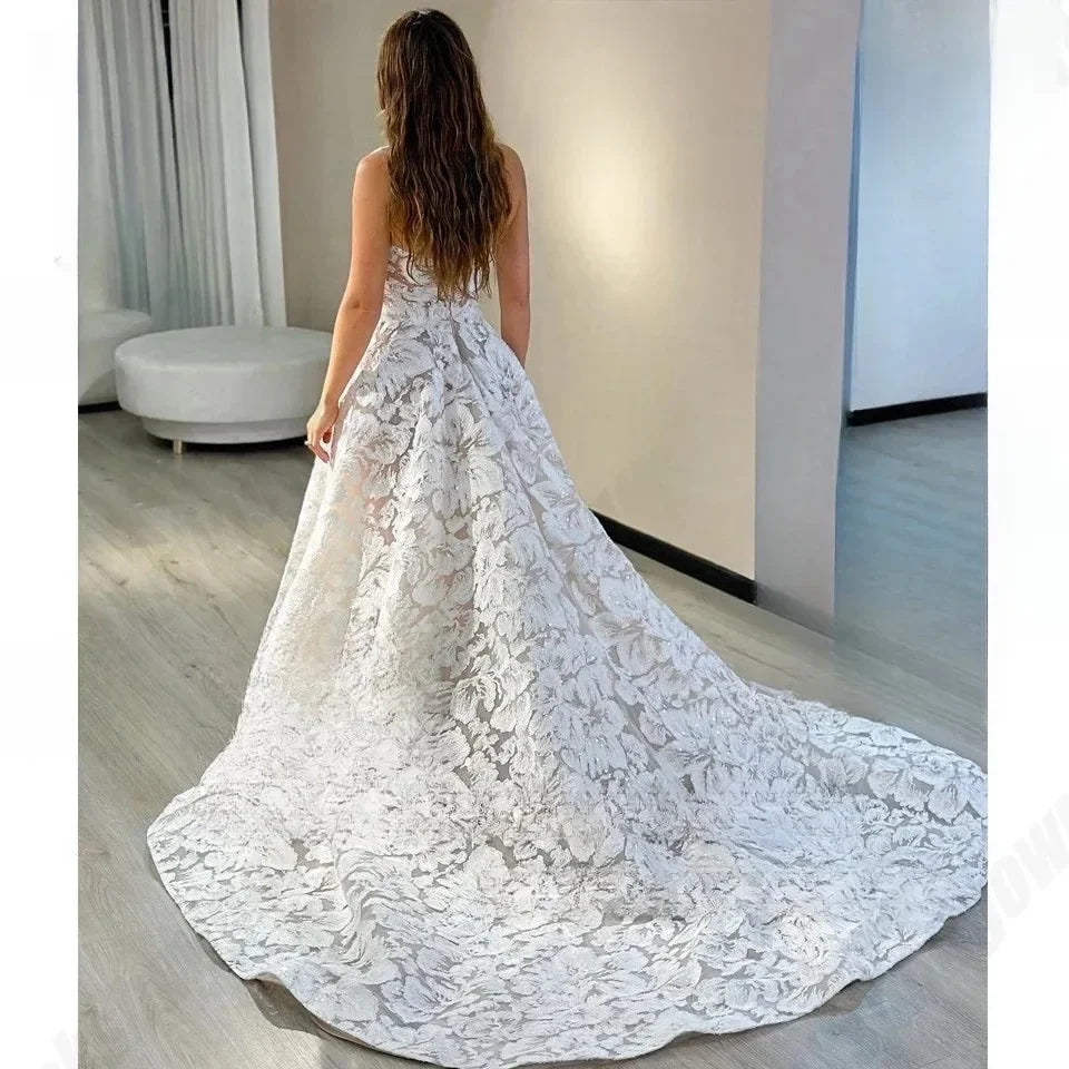 Élégante et romantique, cette robe de mariée bohème est conçue pour rendre votre journée inoubliable.